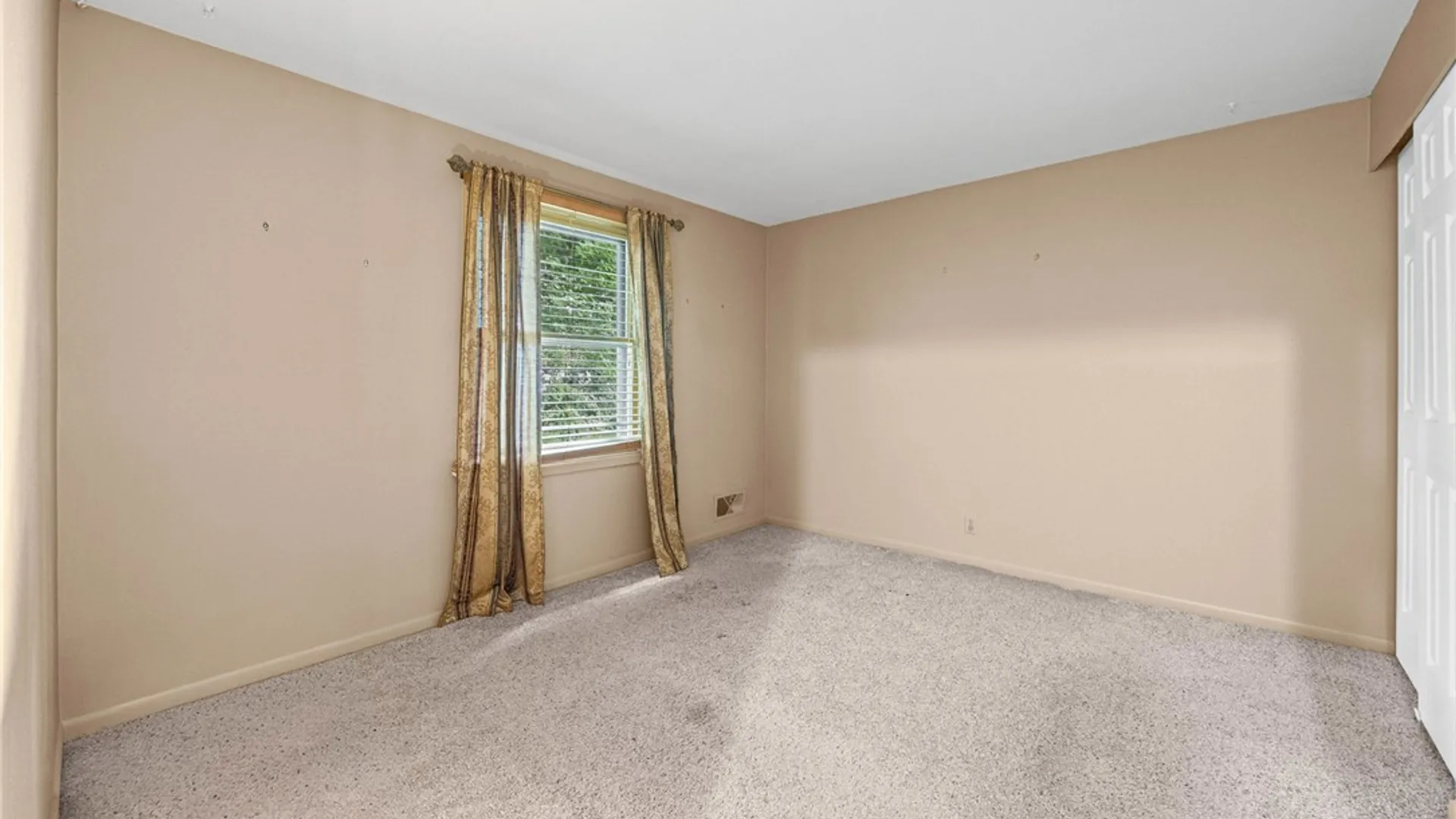 Property at 529 Vintage Lane, Greece, NY 14615 21