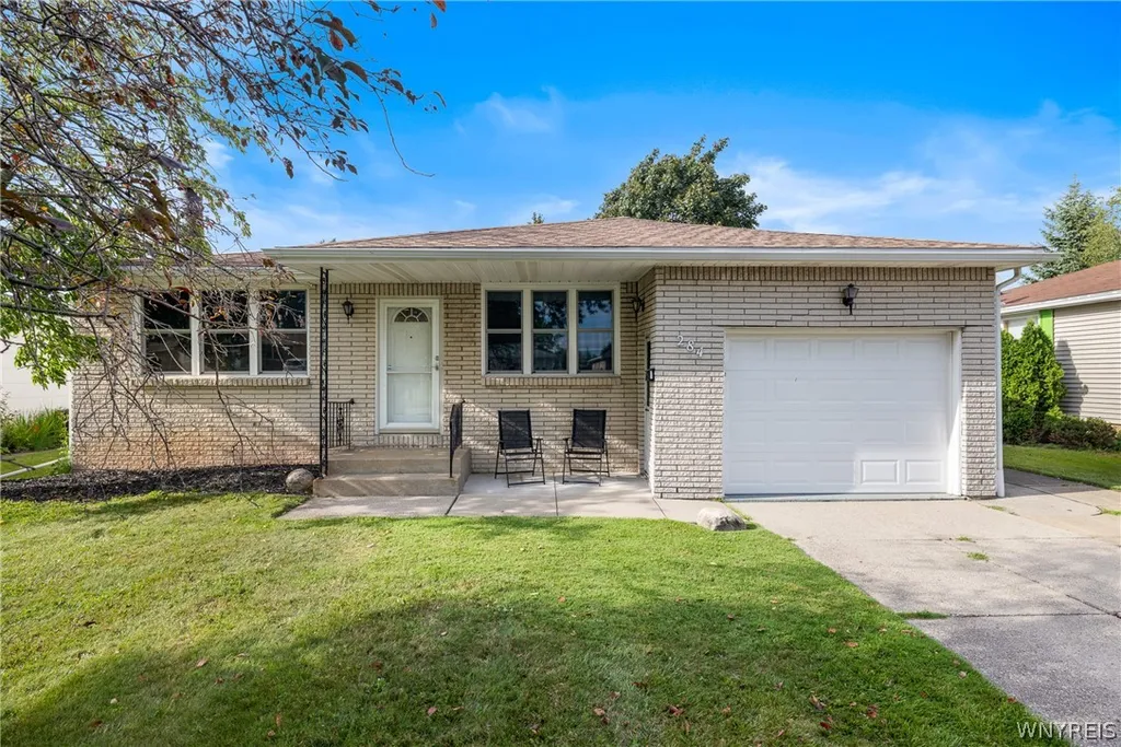 Property at 284 Claudette Court, Cheektowaga, NY 14043