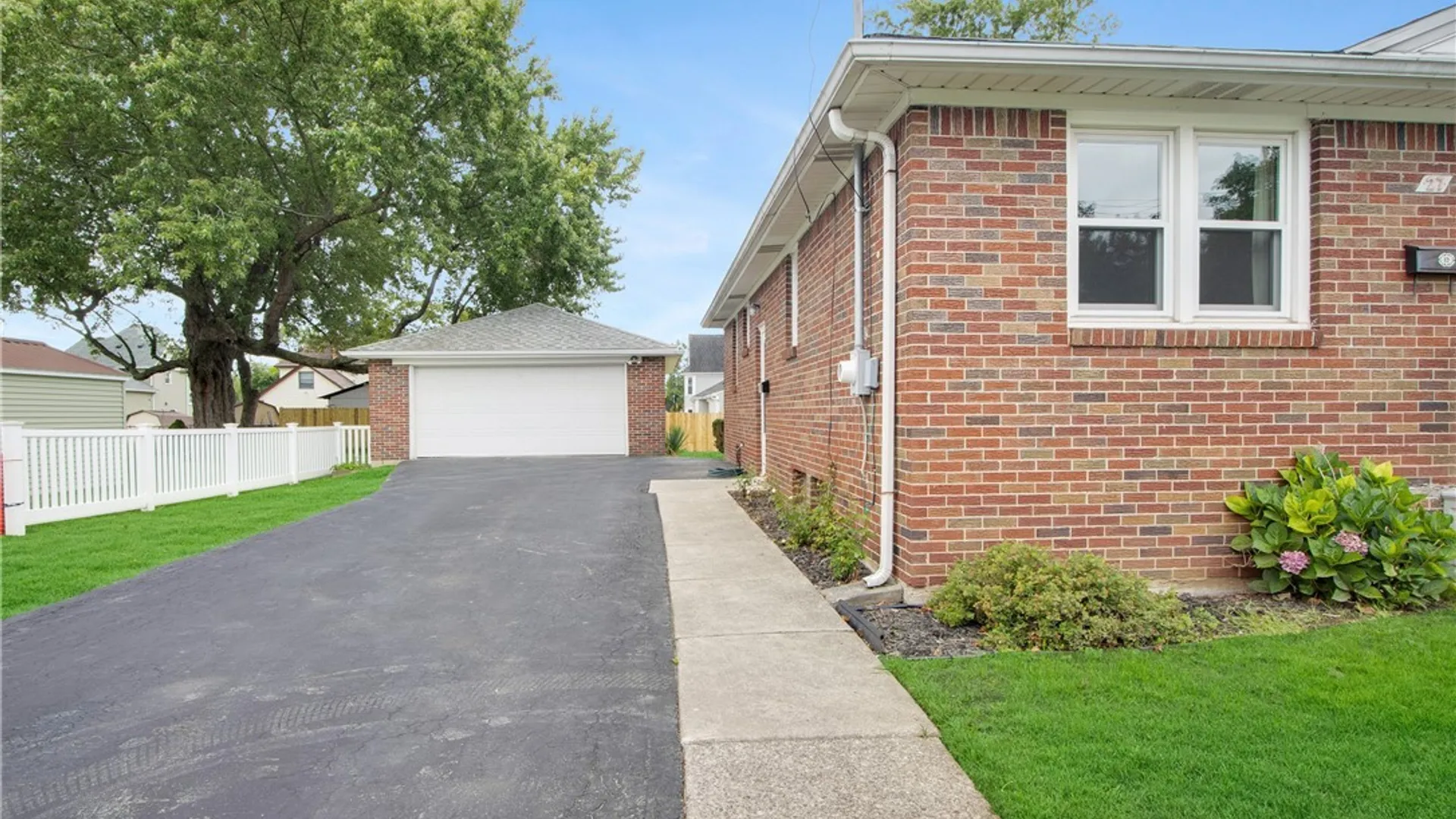 Property at 27 Newell Avenue, Lancaster, NY 14086 4