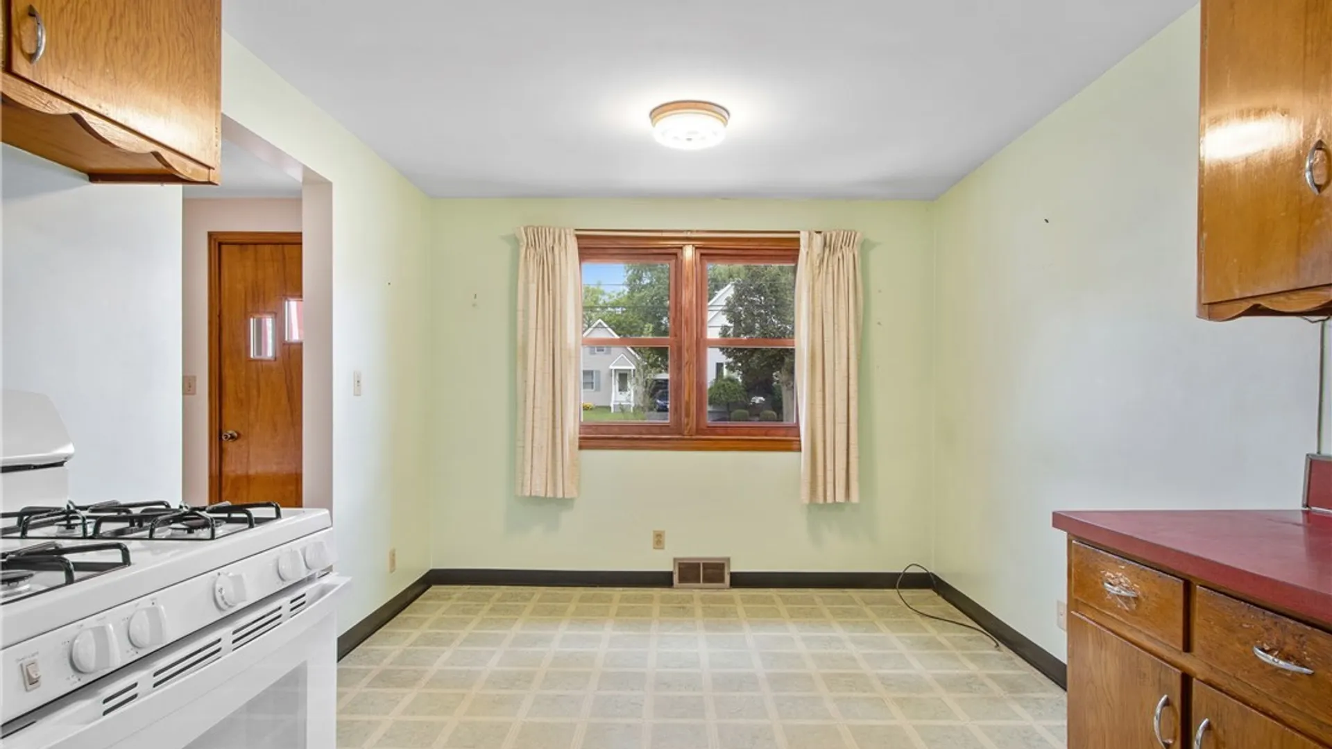 Property at 27 Newell Avenue, Lancaster, NY 14086 10