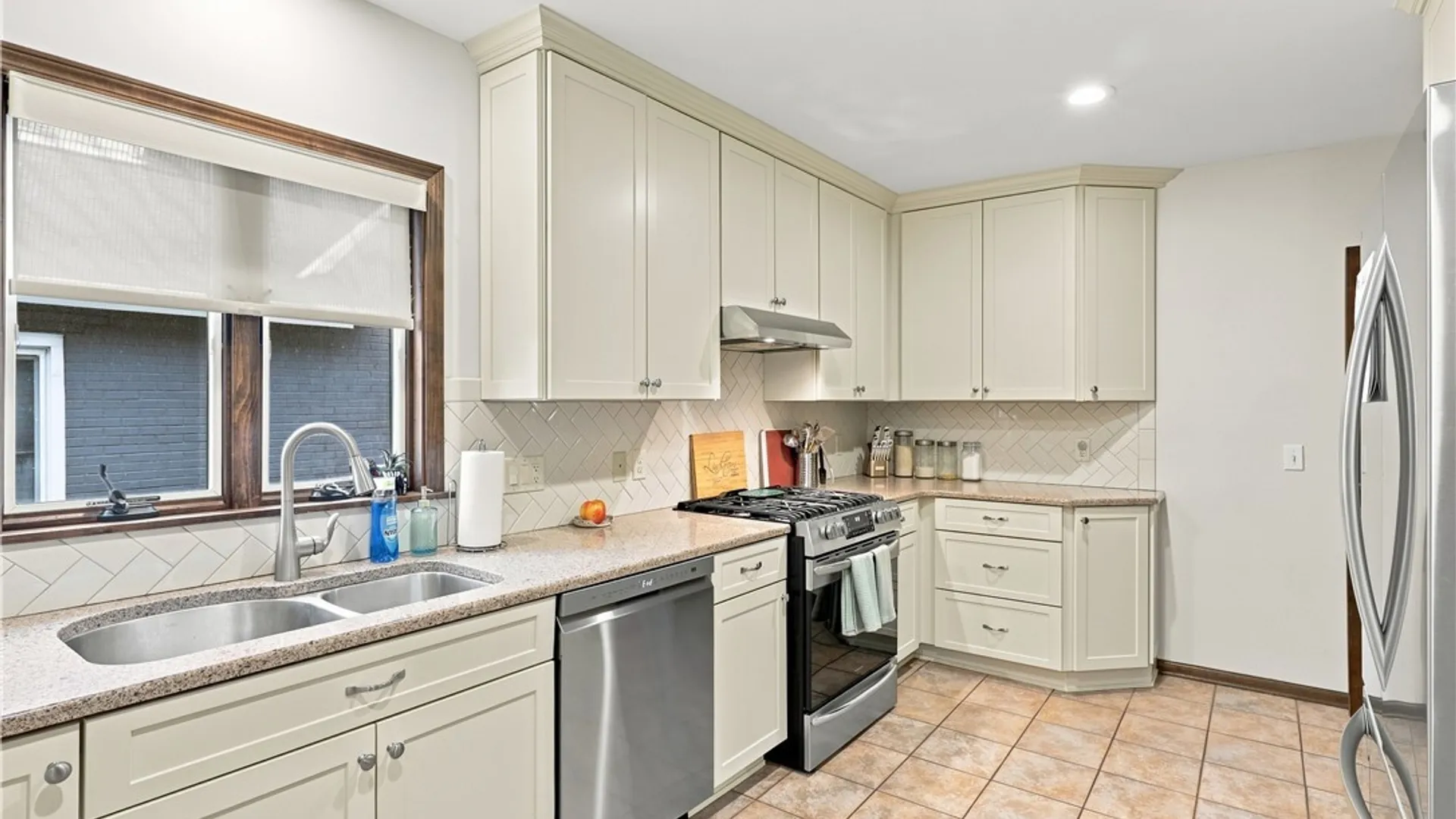 Property at 68 Radcliffe Road, Buffalo, NY 14214 6
