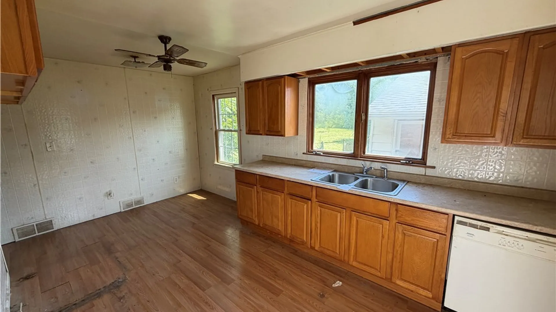 Property at 1036 Saunders Sett Road, Lewiston, NY 14305 5