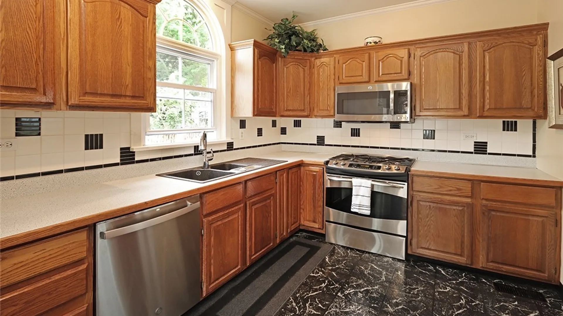 Property at 27 Leitch Avenue, Skaneateles, NY 13152 20