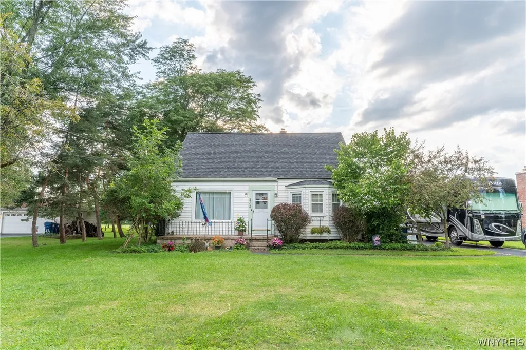 Property at 212 Country Parkway, Amherst, NY 14221