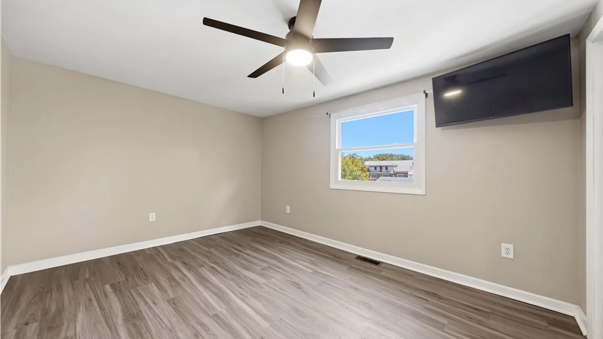 Property at 160 Como Park Boulevard, Cheektowaga, NY 14227 25