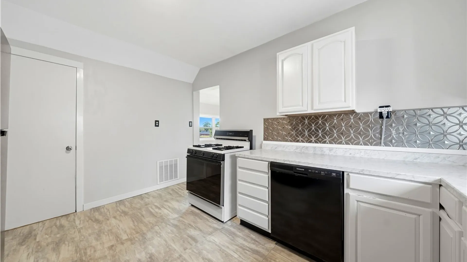 Property at 160 Como Park Boulevard, Cheektowaga, NY 14227 32