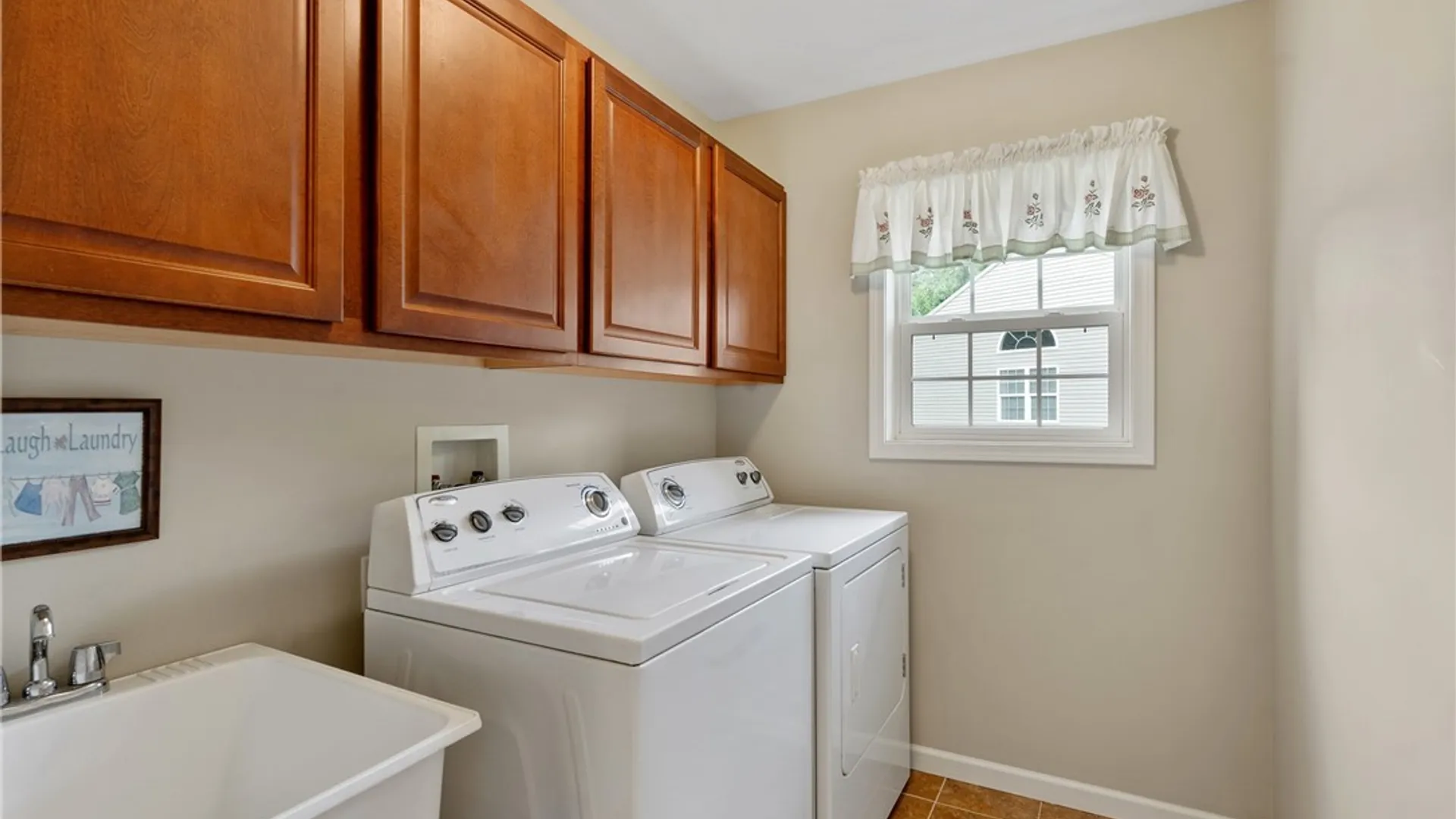 Property at 122 Slindes Woods Circle, Cicero, NY 13212 28