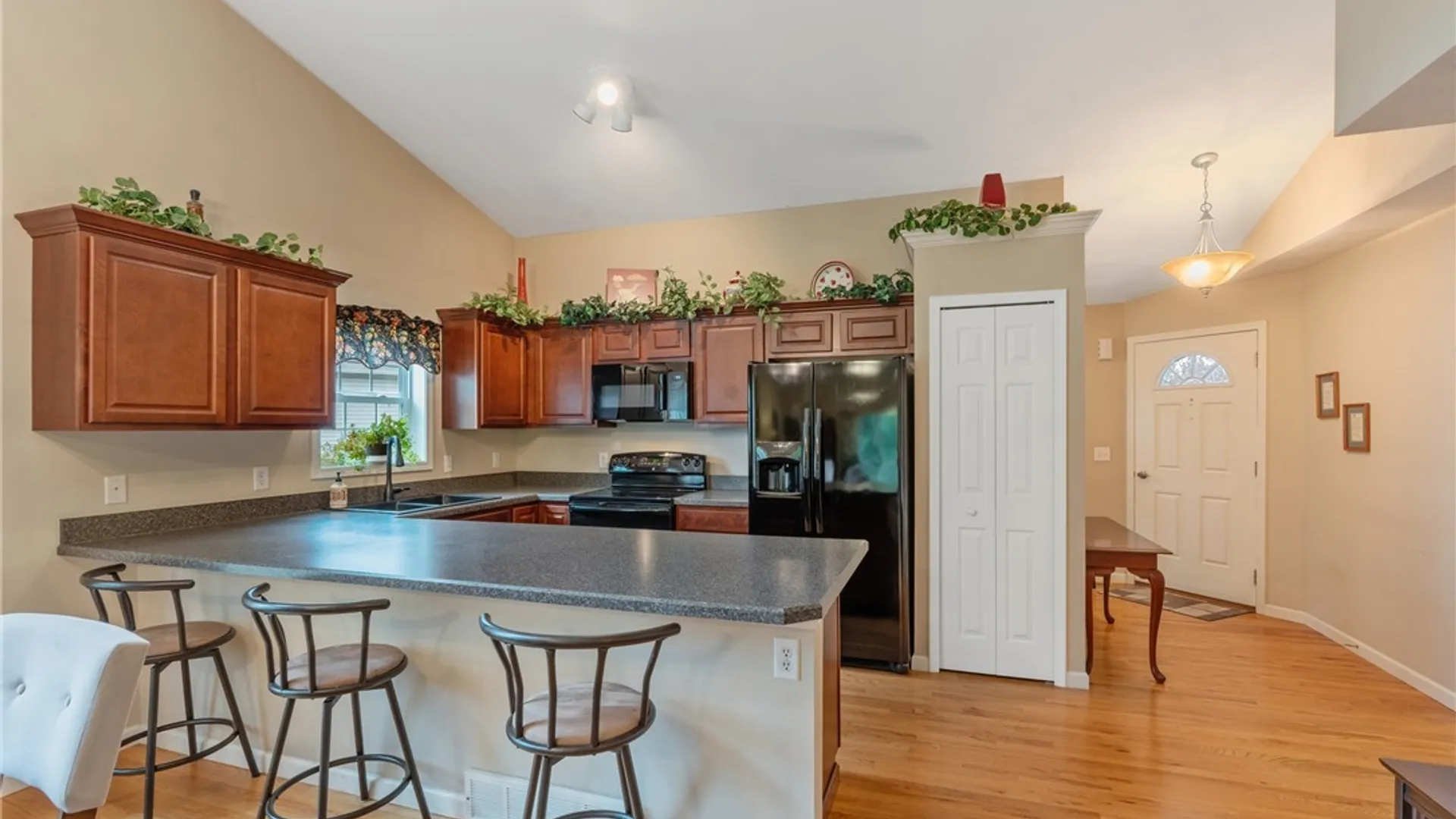 Property at 122 Slindes Woods Circle, Cicero, NY 13212 14