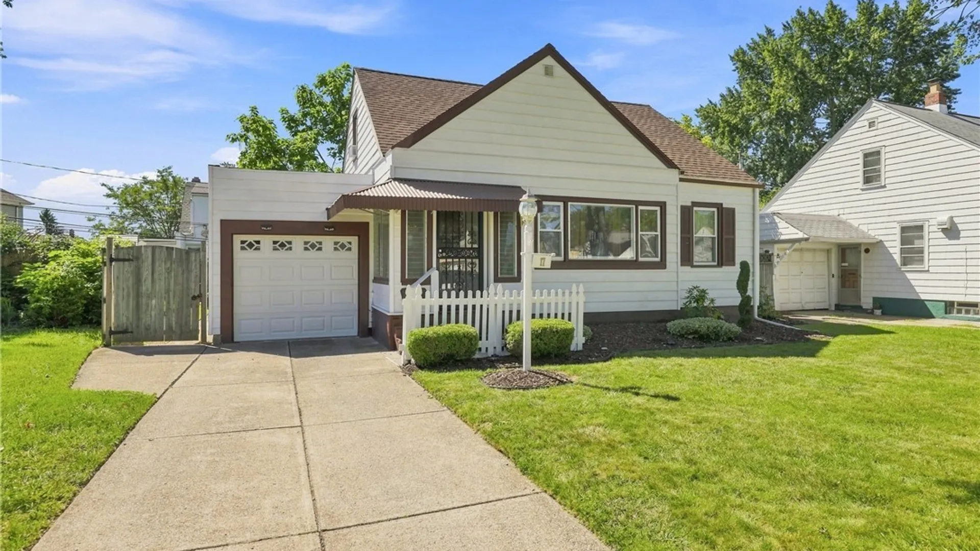 Property at 17 Campwood Court, Cheektowaga, NY 14215 3