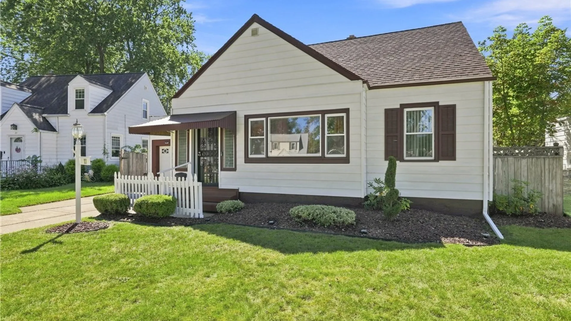 Property at 17 Campwood Court, Cheektowaga, NY 14215 4