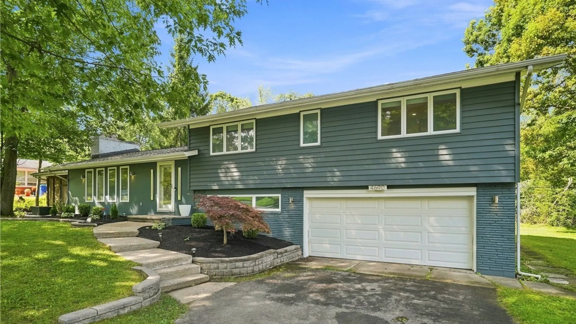 Property at 4690 Boncrest Drive, Clarence, NY 14221 3