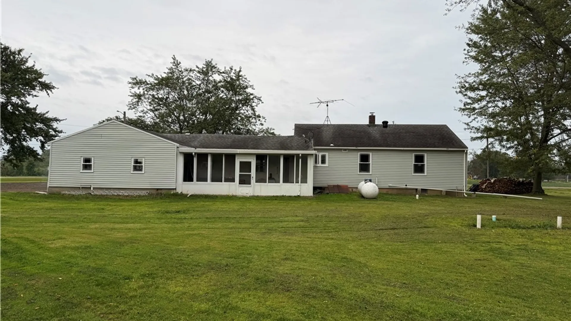 Property at 9187 Ellinwood Road, Pembroke, NY 14036 4