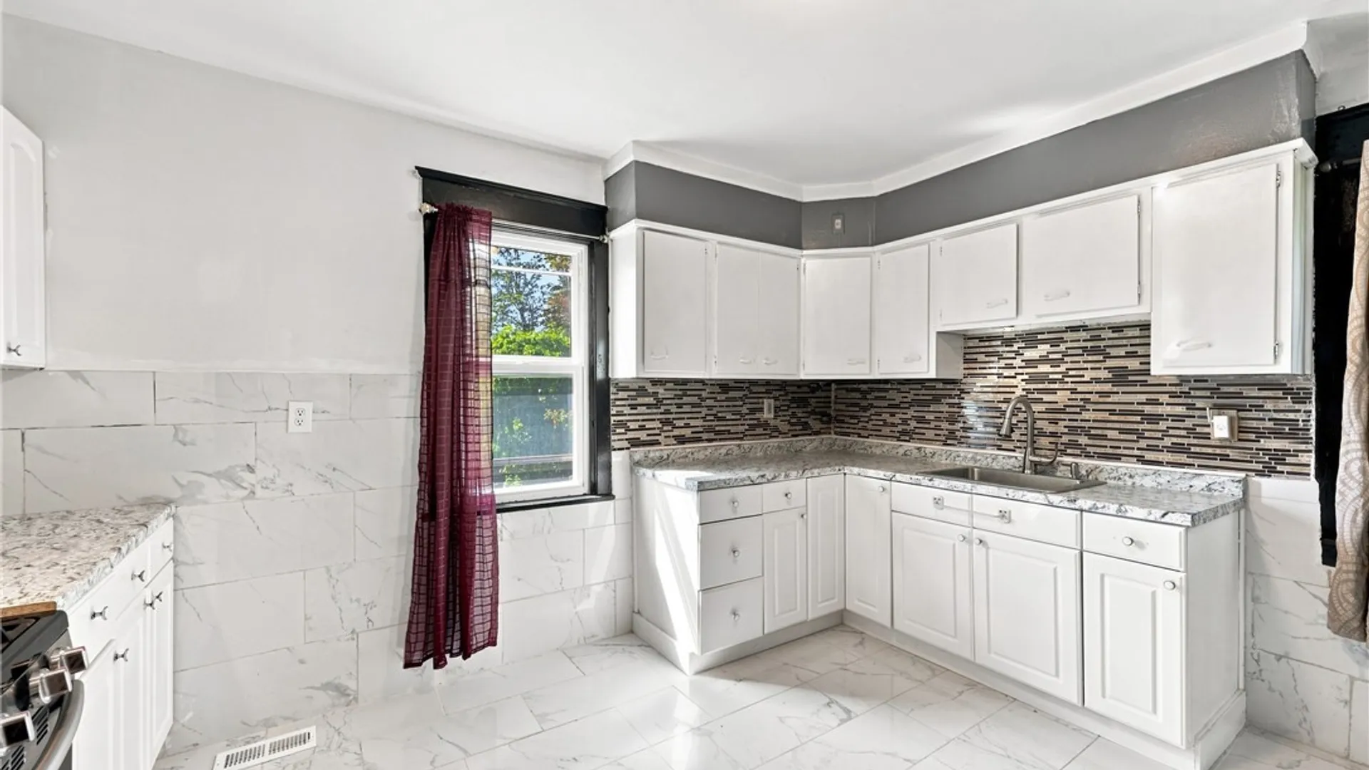 Property at 28 Alma Avenue, Buffalo, NY 14215 5