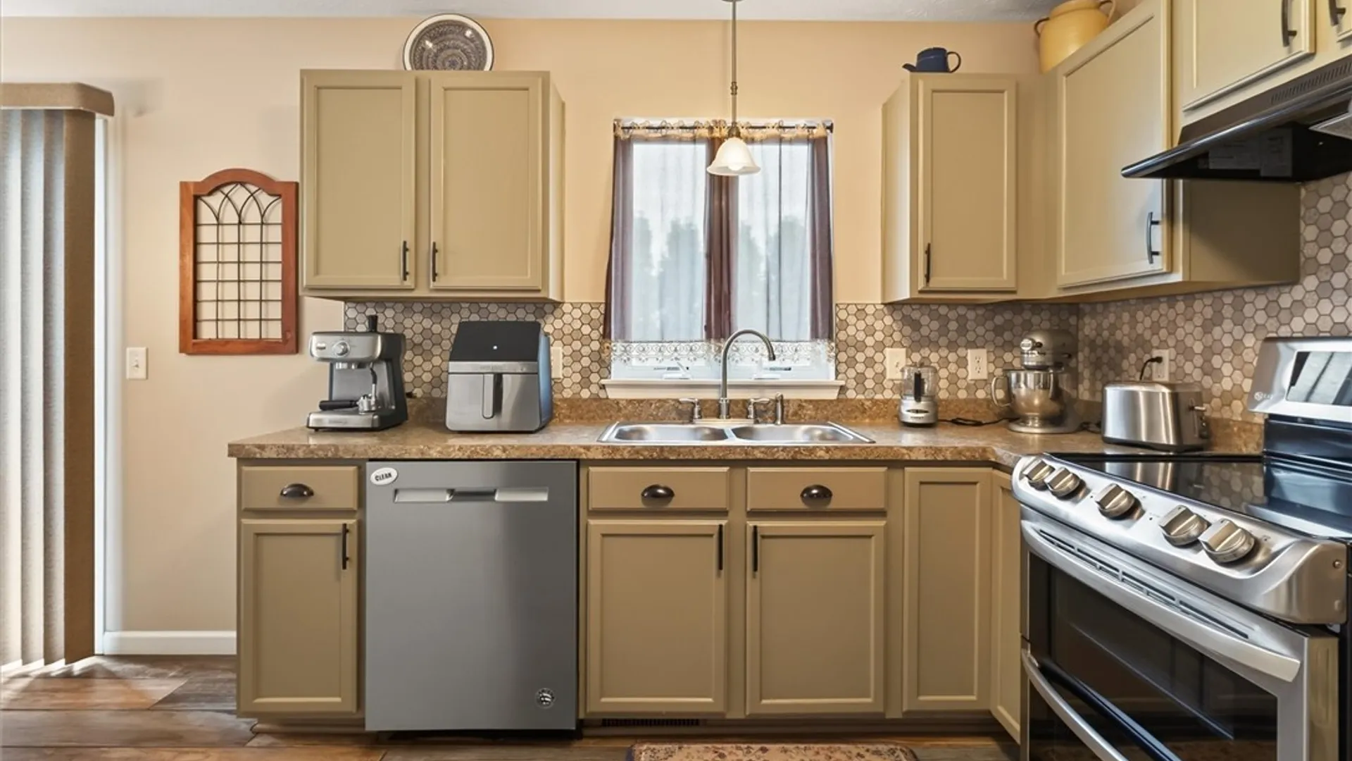 Property at 15 Aston Villa, Chili, NY 14514 33