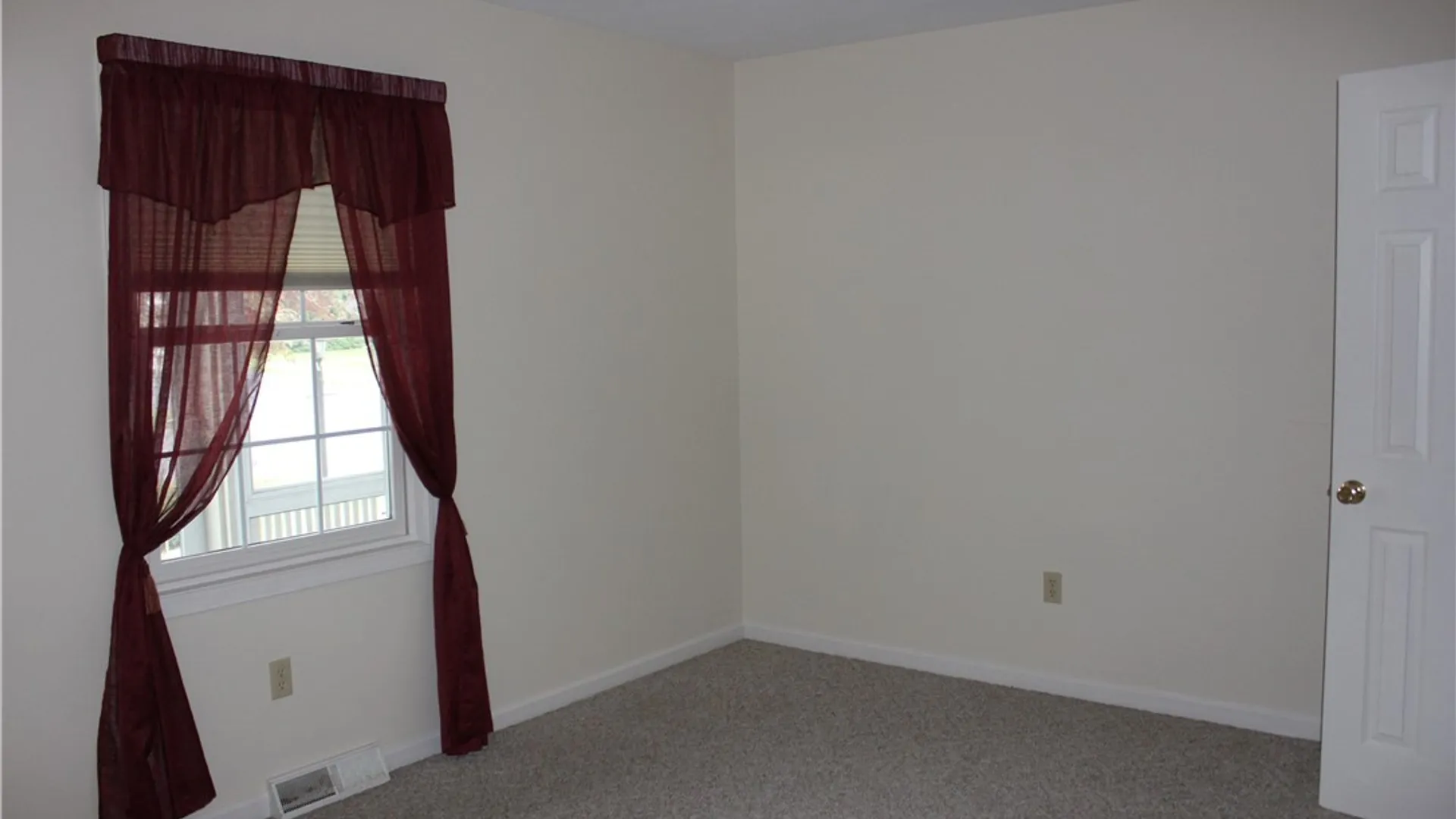 Property at 210 Springmoor Drive, Salina, NY 13088 14