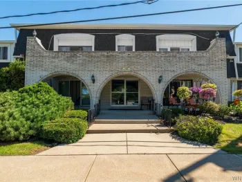 Property at 132 Harrogate Sq, Amherst, NY 14221