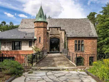 Property at 21 Mayfair Lane, Buffalo, NY 14201