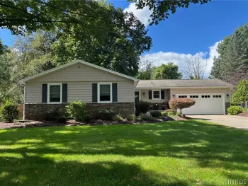Property at 110 Fieldstone Drive, Grand Island, NY 14072