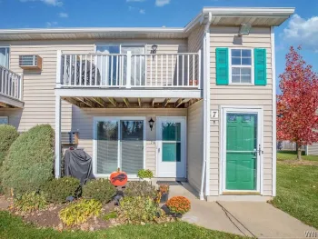 Property at 7 Sunmist Sq, Amherst, NY 14228